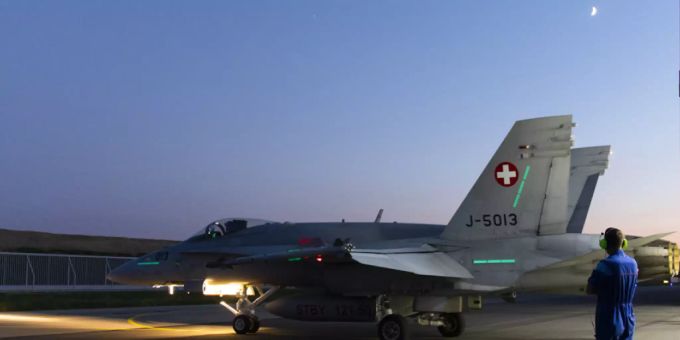 Ein F/A-18-Flugzeug rollt aus dem Hangar. (Archivbild) f/a-18 kampfjet