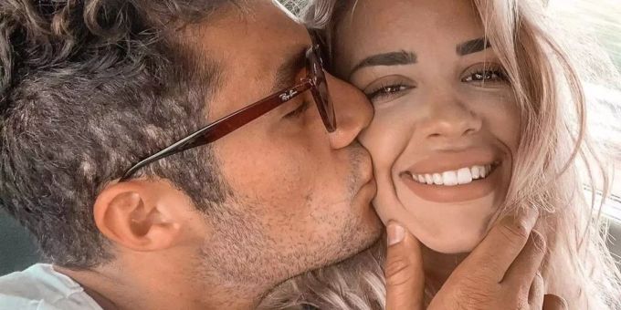 Ein liebevoller Kuss von Danilo. Dijana strahlt. Love Island 2019