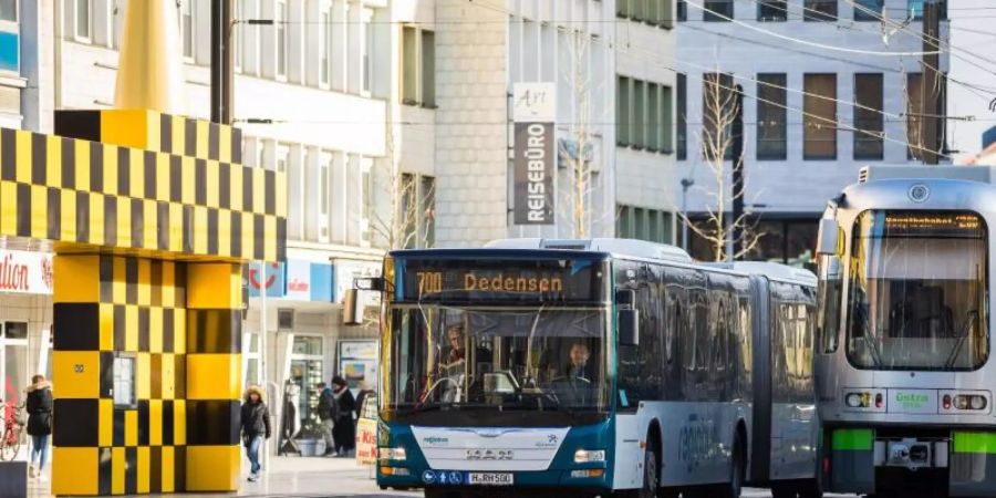Für einen Tag kostenlos: Ein Linienbus der Regiobus Hannover GmbH und eine Strassenbahn der Üstra Hannoversche Verkehrsbetriebe an der Haltestelle Steintor. Foto: Moritz Frankenberg/dpa