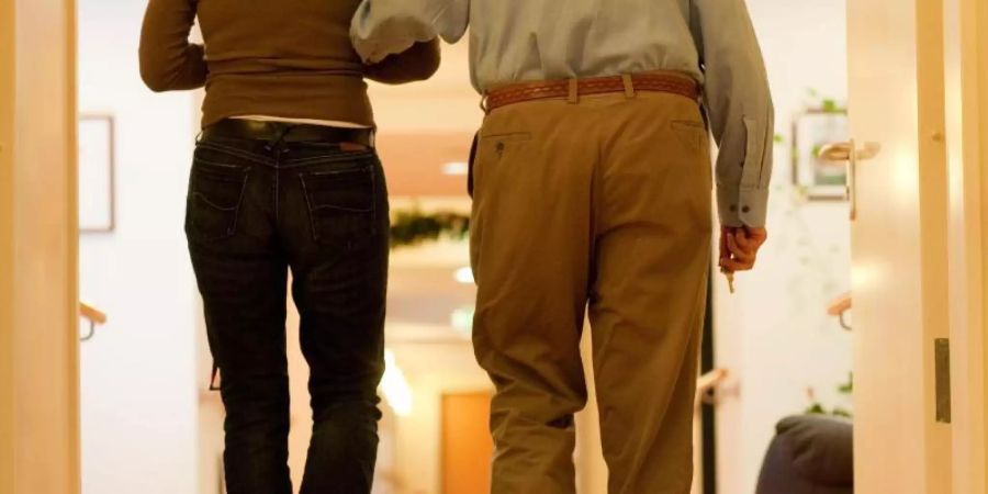 Entlastung für Kinder von Pflegebedürftigen: Nach einem Gesetz, das der Bundesrat am Freitag billigte, müssen sie sich künftig erst ab einem jährlichen Bruttoeinkommen von 100 000 Euro finanziell an der Pflege der Eltern beteiligen. Foto: Klaus-Dietmar Gabbert/dpa-tmn