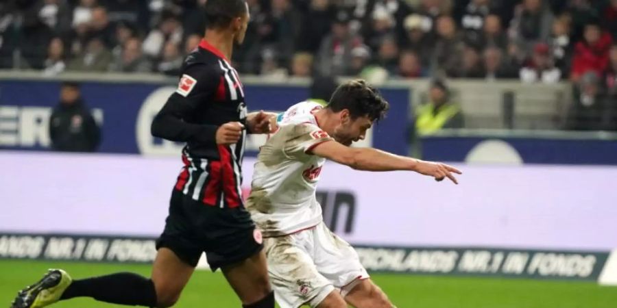 Jonas Hector (r) brachte mit seinem Tor Köln in Frankfurt zurück ins Spiel. Foto: Thomas Frey/dpa