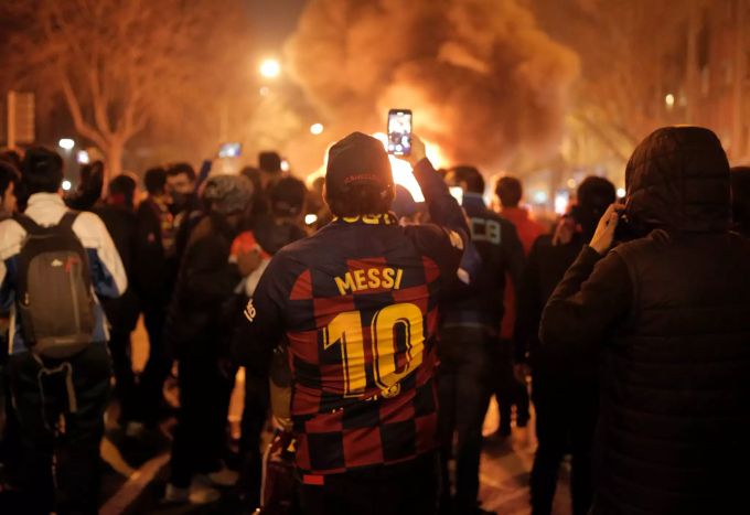 Ein Mann fotografiert einen Brand während eines Protests für die Unabhängigkeit Kataloniens. Tausende Separatisten protestierten im und um das Camp Nou Stadion. FC Barcelona Real Madrid