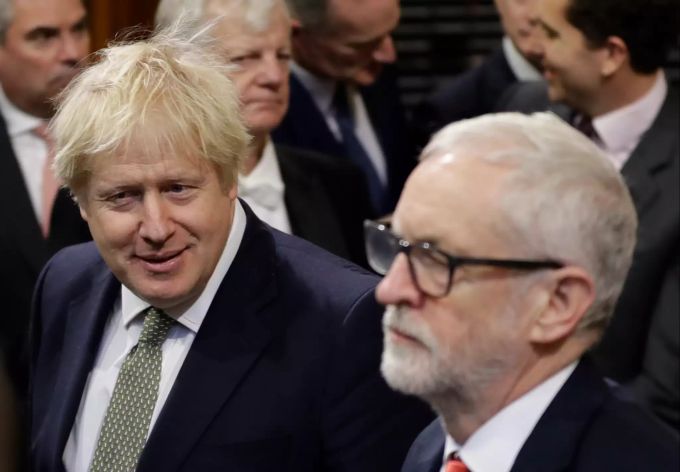 Premierminister Boris Johnson (l) und Labour-Chef Jeremy Corbyn. elisabeth II. johnson corbyn
