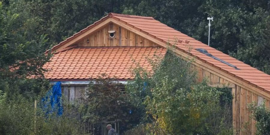 Ein Polizist auf Spurensuche auf dem abgelegenen Hof im niederländischen Dorf Ruinerwold. Die Ermittlungen konzentrieren sich auf den 67-jährigen Vater der Familie. Foto: Vincent Jannink/ANP/dpa