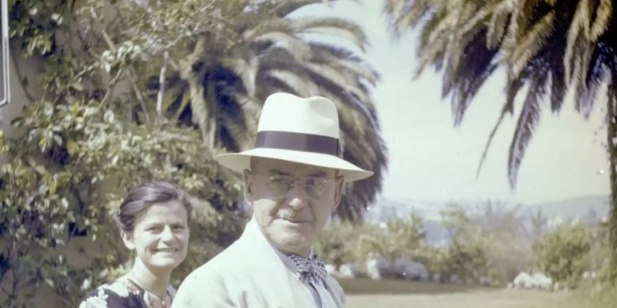 Thomas Mann und seine Tochter Elisabeth (l) weilen im Jahr 1946 im Garten ihres Hauses in Pacific Palisades (Kalifornien). (Archiv)