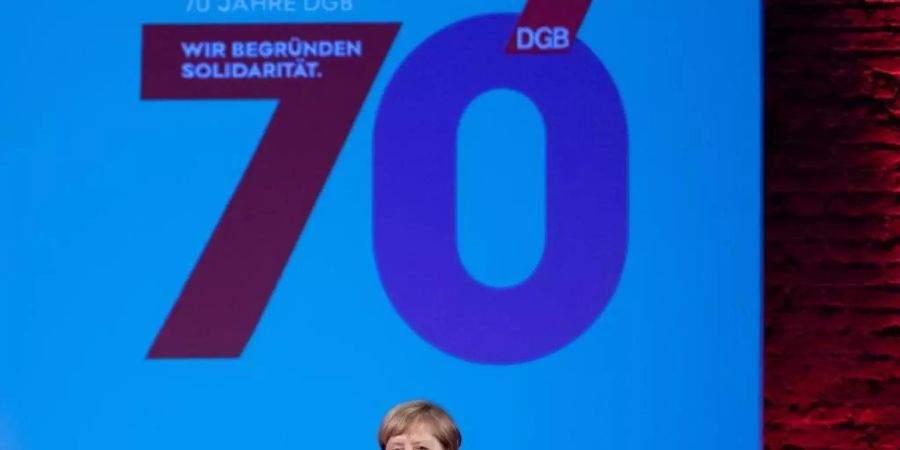 Bundeskanzlerin Angela Merkel (CDU) spricht beim Festakt des Deutschen Gewerkschaftsbundes (DGB). Foto: Bernd von Jutrczenka/dpa