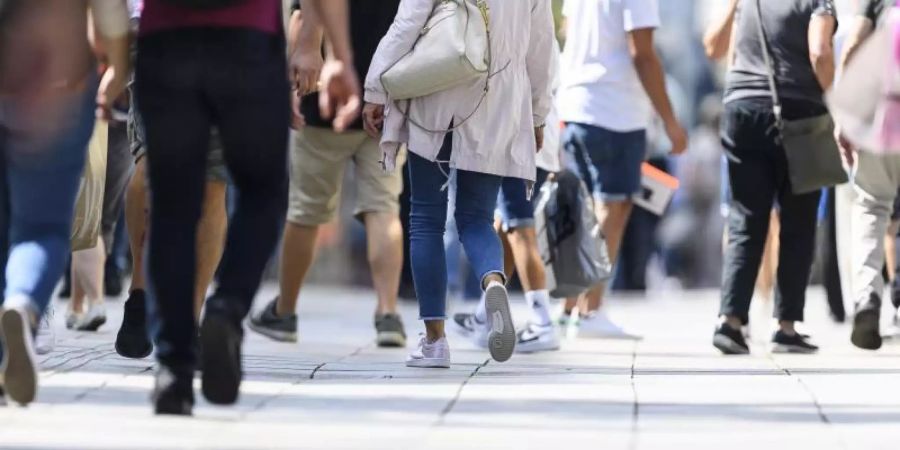 Passanten: Die Gehgeschwindigkeit eines Menschen kann verraten, wie gesund und geistig fit er ist. Foto: Edith Geuppert/dpa
