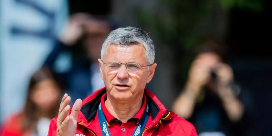 Ist enttäuscht, dass der Hengst Million Dollar ins Ausland gegeben wird: Bundestrainer Otto Becker. Foto: Rolf Vennenbernd/dpa