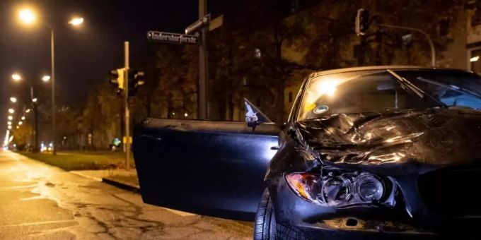 Der beschädigte Unfallwagen in München. München raser