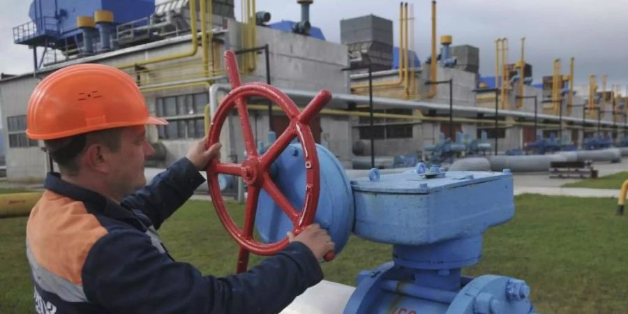 Ein Arbeiter steuert ein Ventil der Erdgasverdichterstation Wolowez. Foto: Pavlo Palamarchuk/AP/dpa