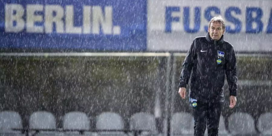 Absolvierte sein erstes Training mit Hertha BSC im Regen: Jürgen Klinsmann. Foto: Britta Pedersen/dpa-Zentralbild/dpa