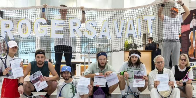 Klimaaktivisten protestierten im November 2018 in Lausanne, Genf und Basel gegen die «klimaschädliche Investitionspolitik der Schweizer Grossbanken». Roger Federer