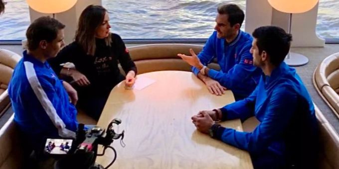 Rafael Nadal, Sally Nugent, Roger Federer, Novak Djokovic (v.l.n.r.) diskutieren auf einem Schiff. Roger Federer Nadal Djokovic