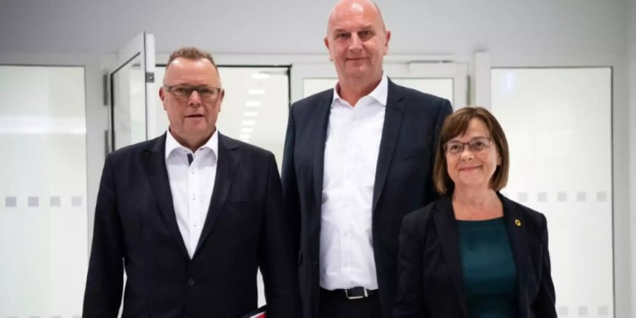 Woidke (Mitte) mit Spitzenvertretern von CDU und Grünen