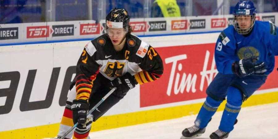 Sicherte sich mit Deutschlands U20 den Klassenverbleib: Kapitän Moritz Seider (l). Foto: Vladimír Pryèek/CTK/dpa