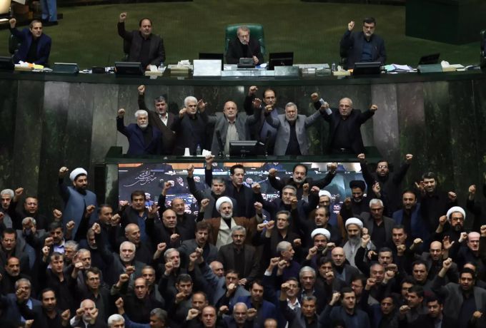 Mitglieder des iranischen Parlaments rufen anti-amerikanische und anti-israelische Parolen, um gegen die Tötung des Generals Soleimani zu protestieren. iran