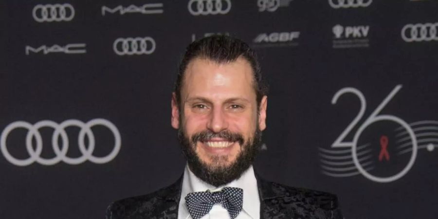 Schauspieler Manuel Cortez bei der Festlichen Operngala für die Deutsche Aids-Stiftung. Foto: Jörg Carstensen/dpa