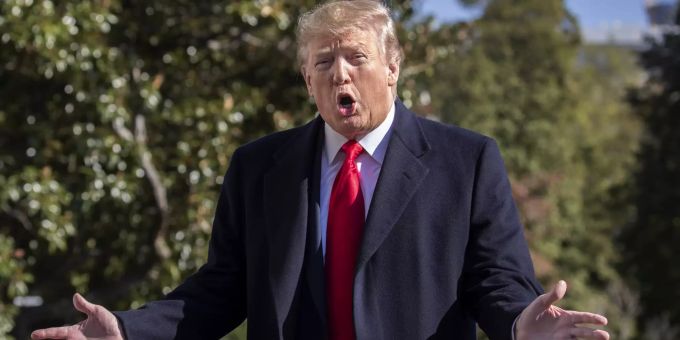 US-Präsident Donald Trump spricht vor Reportern vor dem weissen Haus. donald Trump