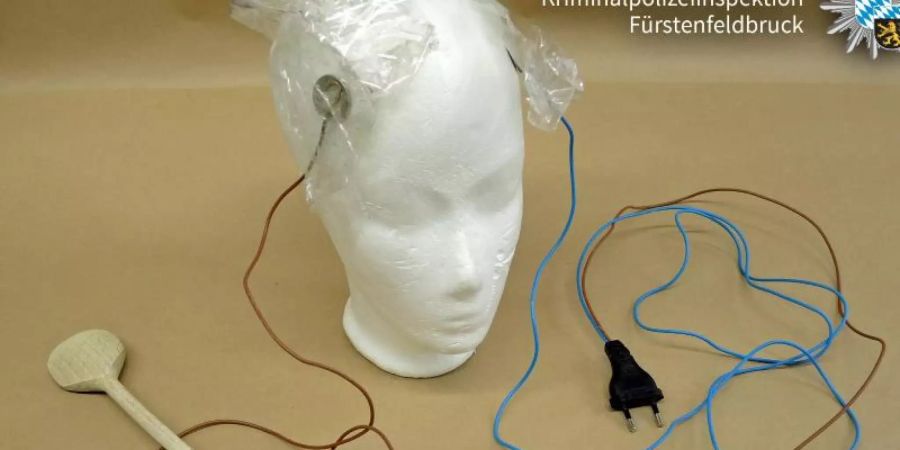 Das Foto zeigt eine Apparatur, mit der sich Frauen Stromstösse verabreicht haben. Foto: -/Polizeipräsidium Oberbayern Nord/dpa/Archiv