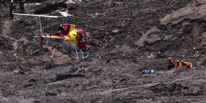 Ein Rettungshelikopter nach dem Dammbruch bei der Gemeinde Brumadinho in Brasilien. dammbruch