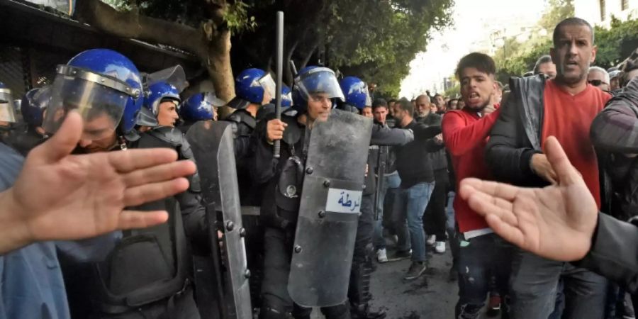 Ausschreitungen zwischen Polizei und Demonstranten in Algier