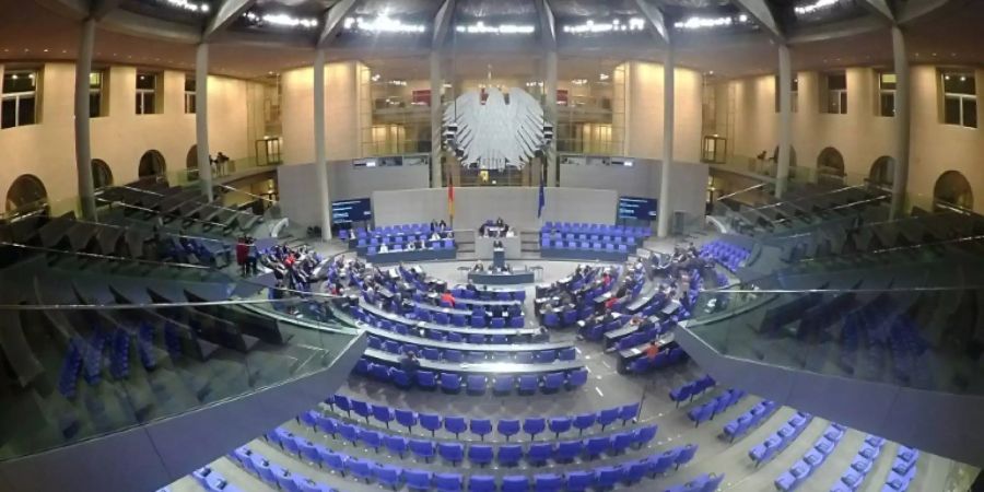 Leere Reihen: Bundestag bei Nacht