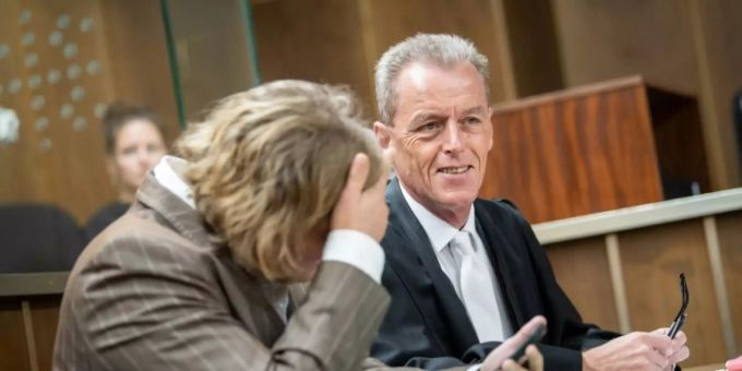 Die Angeklagte neben ihrem Verteidiger vor Gericht Die Angeklagte neben ihrem Verteidiger vor Gericht