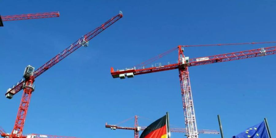Baukräne in Berlin. Die deutsche Wirtschaft ist vorerst der befürchteten Rezession entkommen. Foto: Wolfgang Kumm/dpa