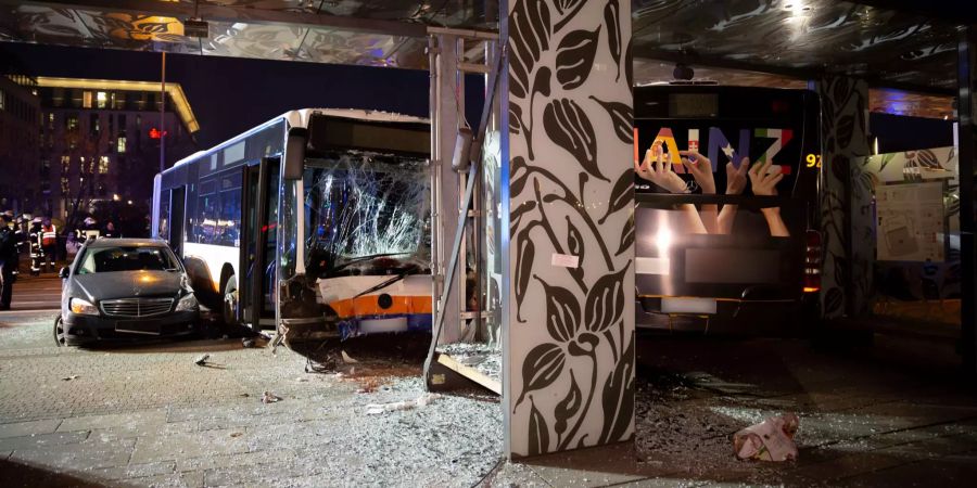 16 Verletzte bei Unfall in Wiesbaden mit Bussen und Autos