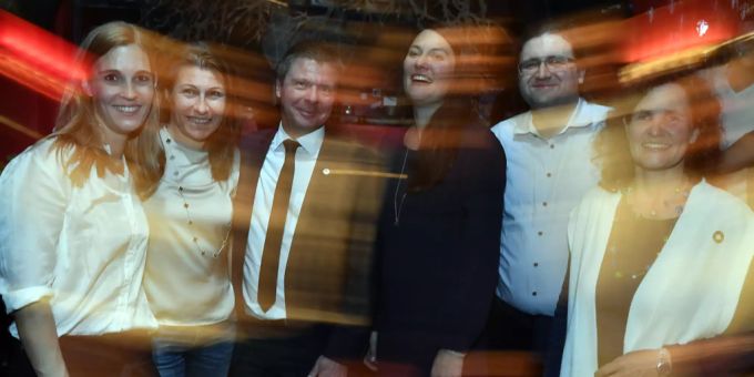 Die im Kanton Zürich gewählten Nationalräte der Grünliberalen an ihrer Wahlfeier, v.l.n.r.: Corina Gredig (Berufspolitikerin), Judith Bellaiche (Juristin), Martin Bäumle (Atmosphärenwissenschafter), Tiana Angelina Moser (Berufspolitikerin), Jörg Mäder (Lehrer) und Barbara Schaffner (Physikerin), Grünliberale Zürich Nationalrat