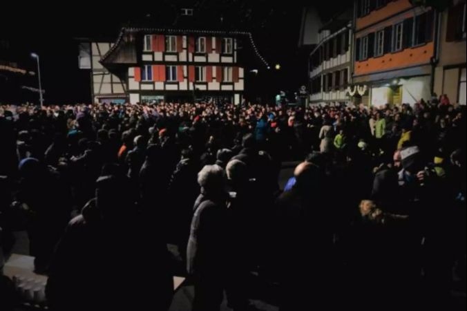 Die Menge erwartet den Altjahrsesu vor schönster Kulisse