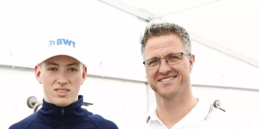 Gibt sein Dabüt in der Formel 3: David Schumacher posiert mit seinem Vater Ralf. Foto (Archiv): Juergen Tap/Hoch Zwei/DTM/ITR Foto: Juergen Tap/Hoch Zwei