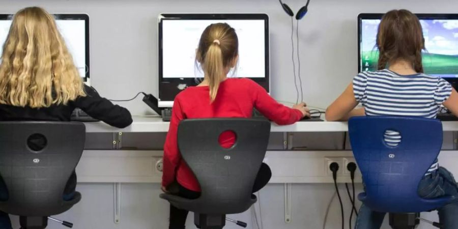 Schülerinnen arbeiten an Computern: Die Digitalkompetenz der «Generation Smartphone» stagniert in Deutschland. Foto: Friso Gentsch/dpa
