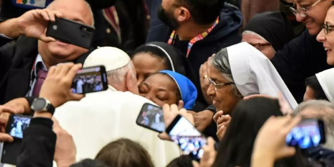 Wangenkuss des Papstes für eine begeisterte Nonne Papst Franziskus