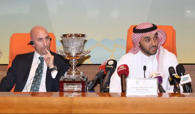 Präsident des spanischen Fussballverbandes, Luis Rubiales (links), an einer Pressekonferenz mit Prinz Abdulaziz bin Turki Al-Faisal (rechts). Supcercup