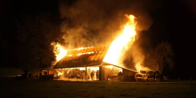 Fälle wie dieser Brand in Zug waren letztes Jahr in Luzern selten. Dank wenig Elementarschäden gewährt die Gebäuderversicherung Luzern einen Prämienrabatt. Symbolbild Foto: Zuger Polizei Brand