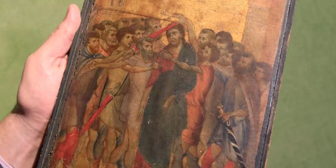 Der Kunstexperte Stephane Pinta hält das Gemälde «Der verspottete Christus» des italienischen Malers Cimabue aus dem 13. Jahrhundert. (Archivbild) Cimabue-Gemälde