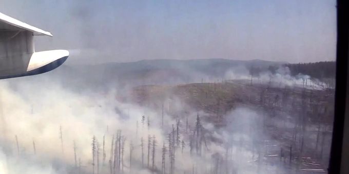 Qualm steigt von einem Waldbrand in der Region Krasnojarsk auf (undatierte Aufnahme aus einem Flugzeug). Waldbrände in Sibirien