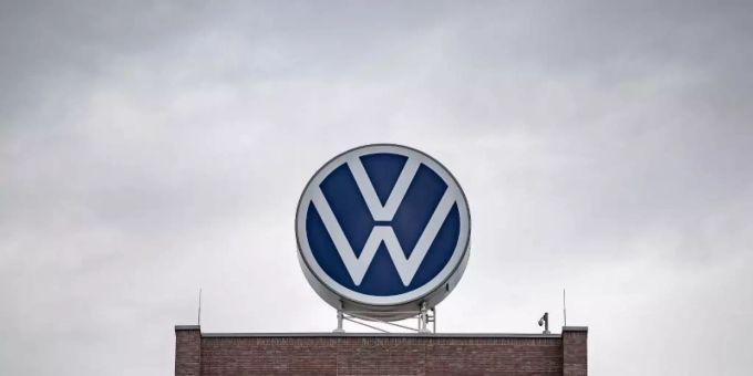 Dunkle Wolken über dem Verwaltungshochhaus vom Volkswagen Werk. Bei dem Verfahren in Braunschweig geht es erst einmal nur darum, ob der Konzern unrechtmässig gehandelt hat. Foto: Sina Schuldt/Archiv Dunkle Wolken über dem Verwaltungshochhaus vom Volkswagen Werk. Bei dem Verfahren in Braunschweig geht es erst einmal nur darum, ob der Konzern unrechtmässig gehandelt hat. Foto: Sina Schuldt/Archiv