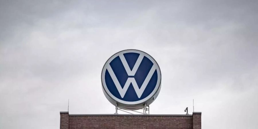 Dunkle Wolken über dem Verwaltungshochhaus vom Volkswagen Werk. Bei dem Verfahren in Braunschweig geht es erst einmal nur darum, ob der Konzern unrechtmässig gehandelt hat. Foto: Sina Schuldt/Archiv