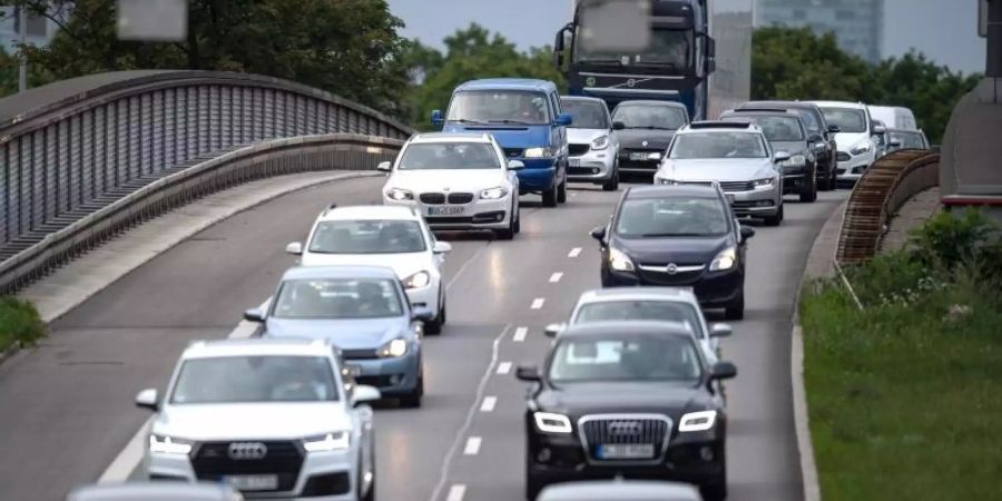 Um die Klimaziele im Verkehr zu erreichen, hat das Umweltbundesamt in einem internen Bericht drastische Einschnitte empfohlen. Foto: Sina Schuldt/dpa