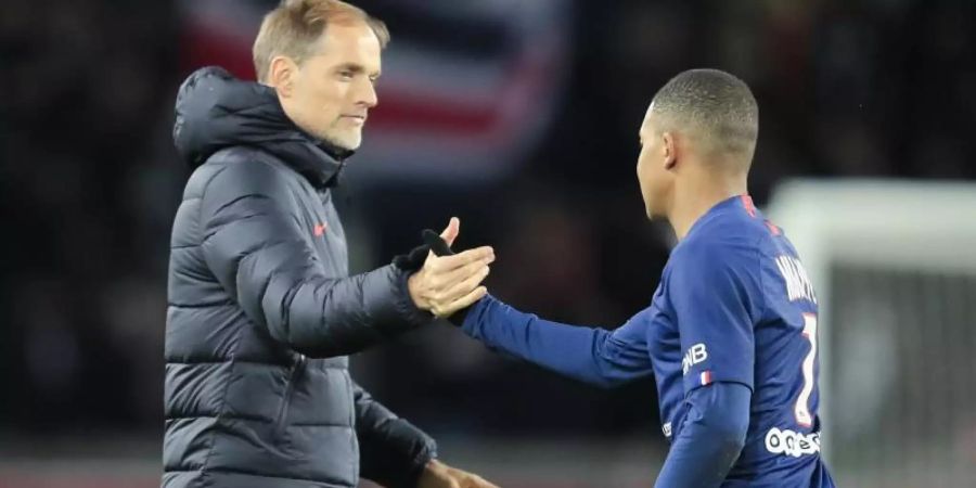 PSG-Trainer Thomas Tuckel (l) beim Handschlag mit Torschütze Kylian Mbappé. Foto: Michel Euler/AP/dpa