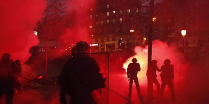 Bei den Demonstrationen gegen die geplante Rentenreform in Frankreich kam es zu Ausschreitungen. Foto: Thibault Camus/AP/dpa Bei den Demonstrationen gegen die geplante Rentenreform in Frankreich kam es zu Ausschreitungen. Foto: Thibault Camus/AP/dpa