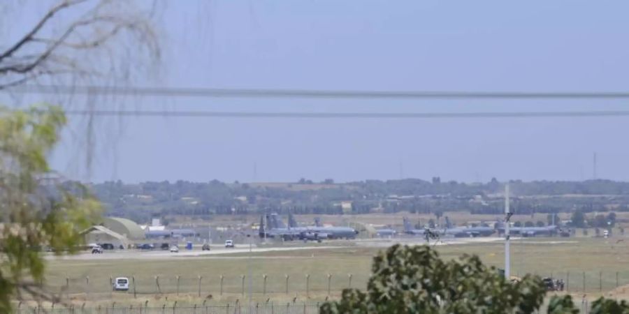 Militärflugzeuge auf dem Luftwaffenstützpunkt Incirlik. Angesichts der Spannungen mit Washington hält Ankara auch eine Schliessung von Stützpunkten für die USA für möglich. Foto: Dha/Zuma Press/dpa
