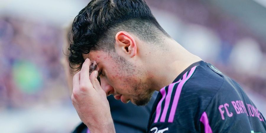 Bayerns Aleksandar Pavlovic zog sich in der Partie in Darmstadt eine leichte Kopfverletzung zu.