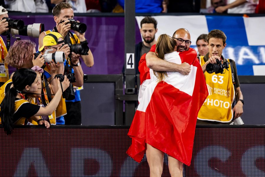 Moser umarmt ihren Trainer Adrian Rothenbühler nach dem Triumph in Rom.