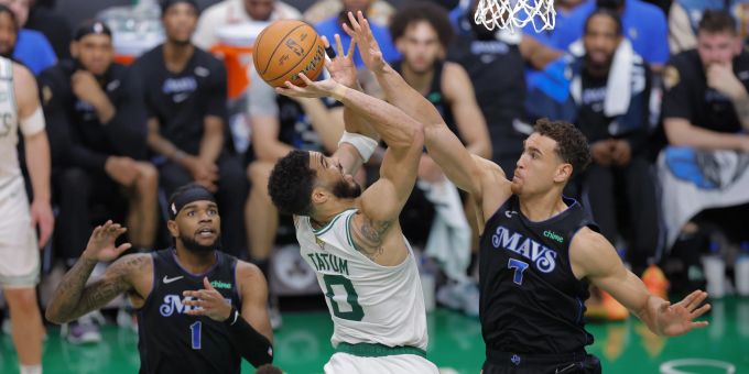 Jayson Tatum feiert mit den Celtics den Auftaktsieg in der Finalserie der NBA. NBA
