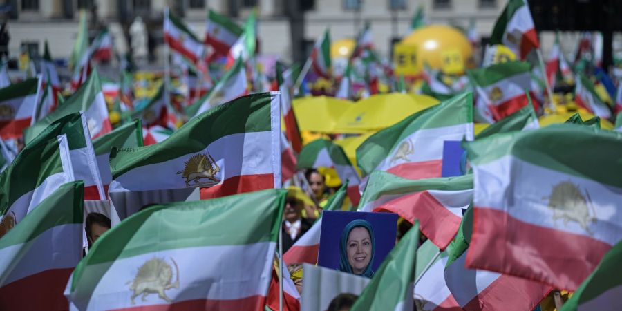Mehrere Tausend Menschen demonstrieren in Berlin gegen das klerikale Regime im Iran.