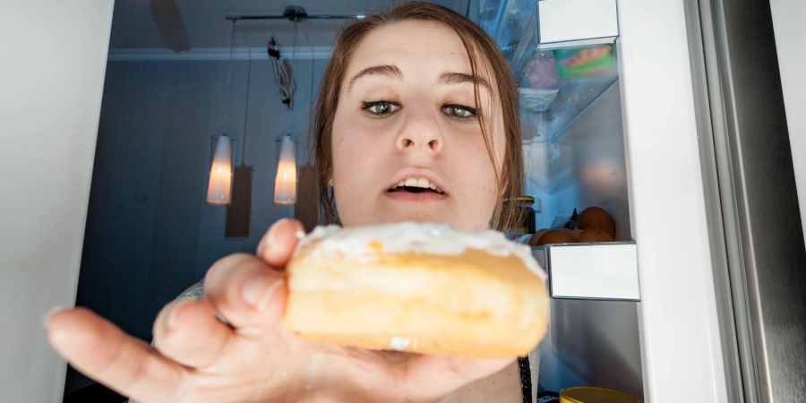 Frau, Kühlschrank, Donut