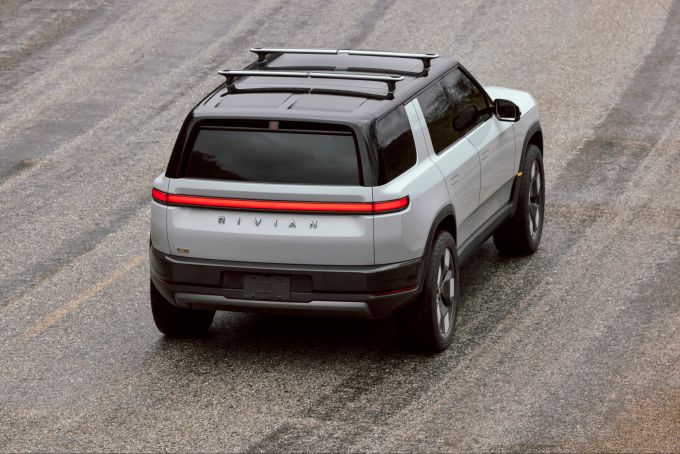 Rivian präsentiert seinen R3X, ein kompakter SUV mit nostalgischem Design und modernster Technologie. Rivian R3X